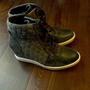 Gray and black casual boot shoe. Maurice’s. Size 11 brand new.